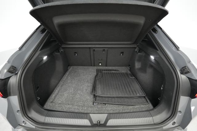 2023 Volkswagen ID.4 — photo 6 of 20