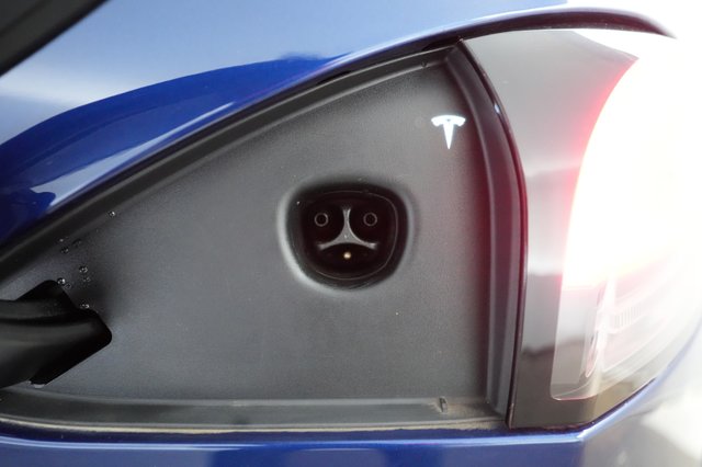 2022 Tesla Model S — photo 8 of 23