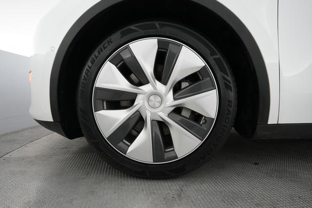 2022 Tesla Model Y — photo 7 of 21