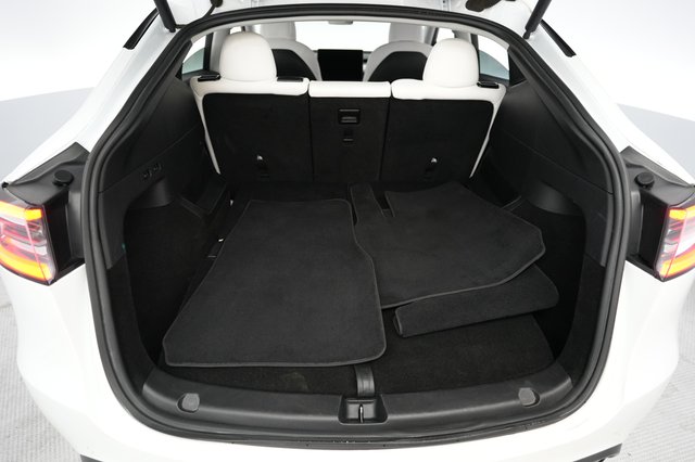 2022 Tesla Model Y — photo 6 of 21