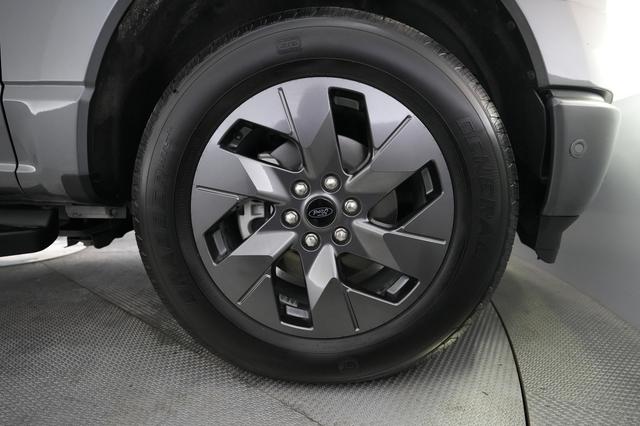 2023 Ford F-150 Lightning — photo 9 of 15