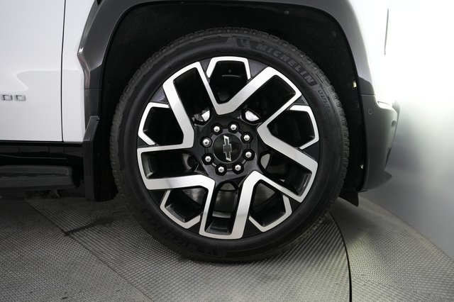 2024 Chevrolet Silverado EV — photo 9 of 16