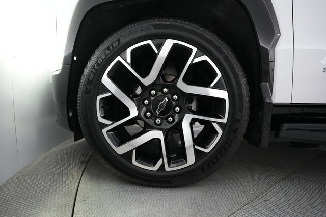 2024 Chevrolet Silverado EV — photo 11 of 16