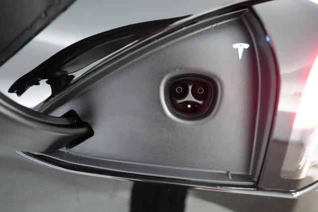 2023 Tesla Model S — photo 8 of 22