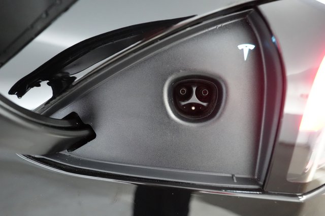 2023 Tesla Model S — photo 8 of 22