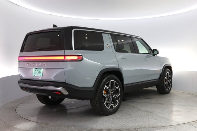 2022 Rivian R1S — photo 2 of 21