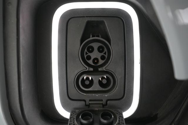 2022 Rivian R1S — photo 8 of 21