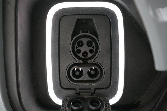 2022 Rivian R1S — photo 8 of 21