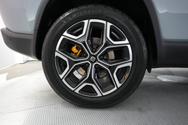 2022 Rivian R1S — photo 7 of 21