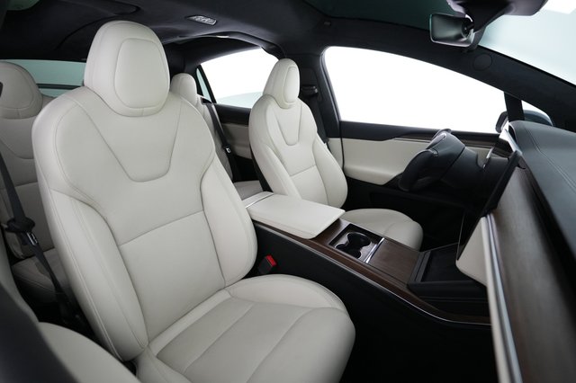 2022 Tesla Model X — photo 18 of 23