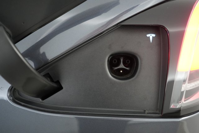 2022 Tesla Model X — photo 8 of 23