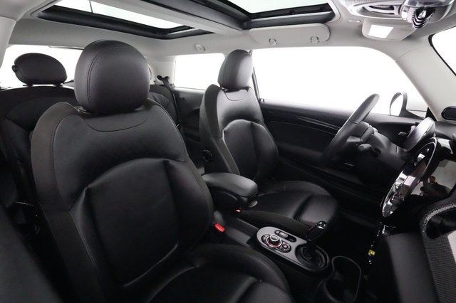 2023 MINI Cooper SE — photo 17 of 19