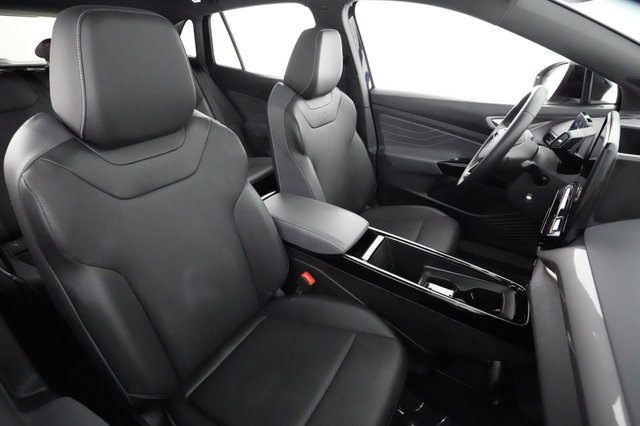 2023 Volkswagen ID.4 — photo 18 of 21