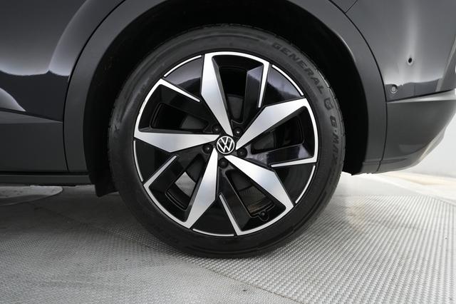 2023 Volkswagen ID.4 — photo 7 of 21