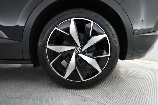 2023 Volkswagen ID.4 — photo 7 of 21