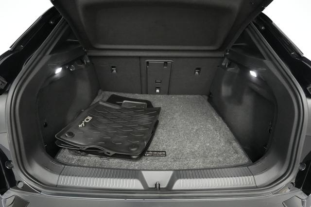 2023 Volkswagen ID.4 — photo 6 of 21
