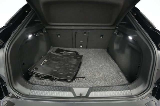 2023 Volkswagen ID.4 — photo 6 of 21