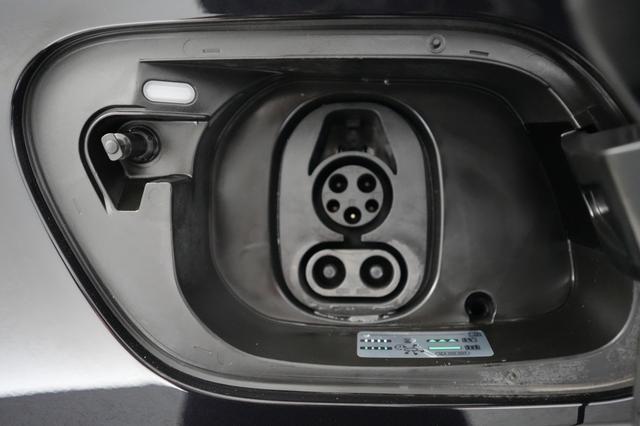 2023 Volkswagen ID.4 — photo 8 of 21
