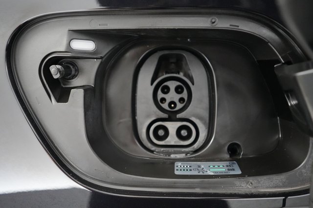 2023 Volkswagen ID.4 — photo 8 of 21