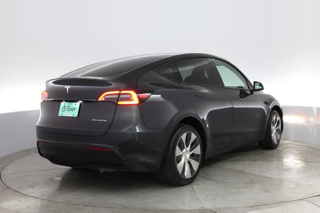 2024 Tesla Model Y — photo 2 of 21