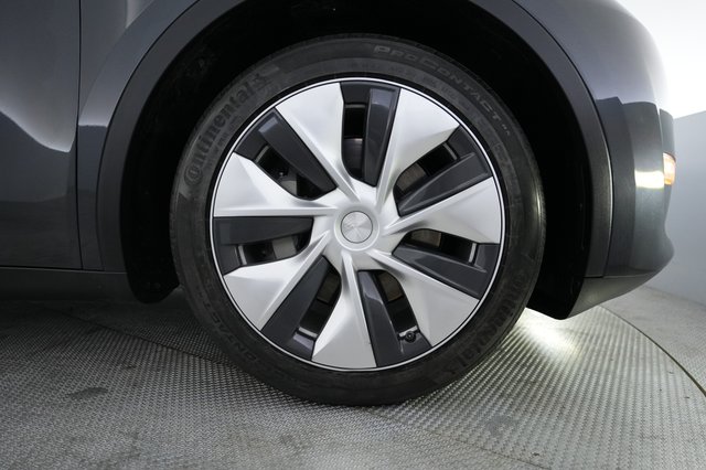 2024 Tesla Model Y — photo 17 of 21