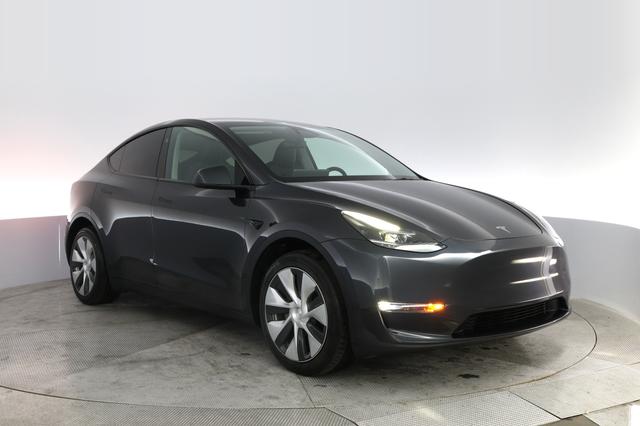 2024 Tesla Model Y — photo 10 of 21