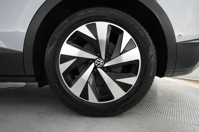 2023 Volkswagen ID.4 — photo 7 of 20