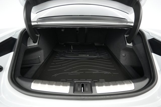 2021 Porsche Taycan — photo 6 of 25