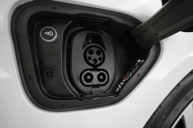 2021 Porsche Taycan — photo 8 of 25