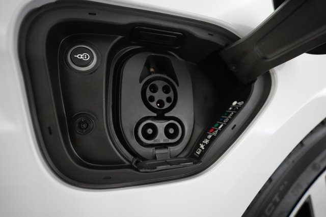 2021 Porsche Taycan — photo 8 of 25