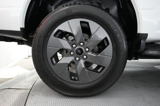 2022 Ford F-150 Lightning — photo 10 of 16