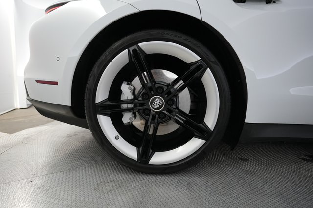 2022 Porsche Taycan — photo 15 of 22