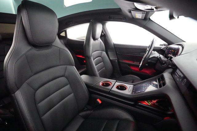 2022 Porsche Taycan — photo 18 of 22