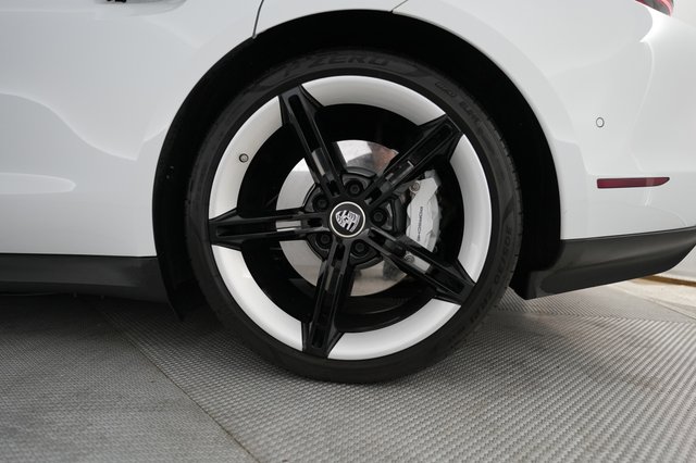 2022 Porsche Taycan — photo 17 of 22