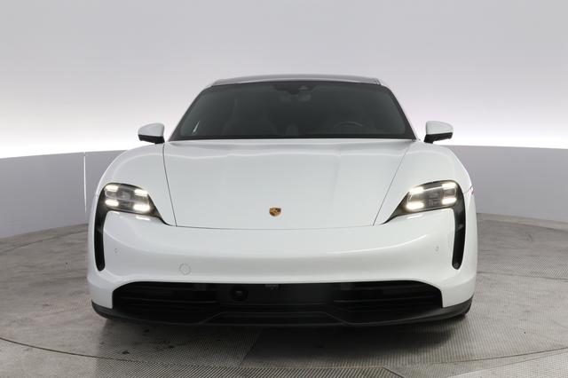 2022 Porsche Taycan — photo 9 of 22