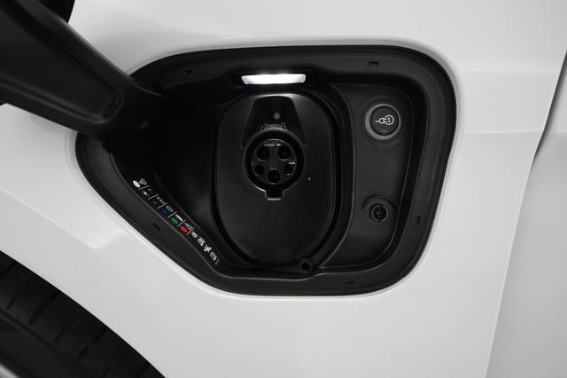 2022 Porsche Taycan — photo 8 of 22