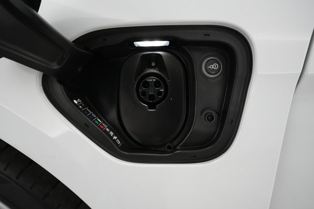 2022 Porsche Taycan — photo 8 of 22