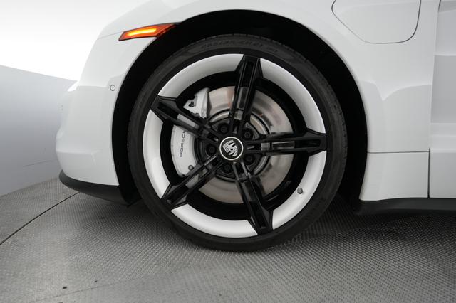 2022 Porsche Taycan — photo 7 of 22