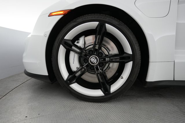 2022 Porsche Taycan — photo 7 of 22