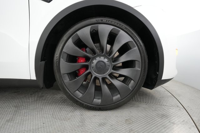 2023 Tesla Model Y — photo 17 of 24