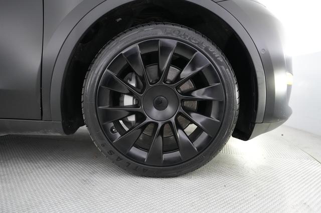 2022 Tesla Model Y — photo 7 of 28