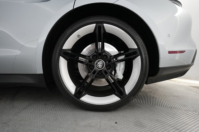 2020 Porsche Taycan — photo 17 of 22