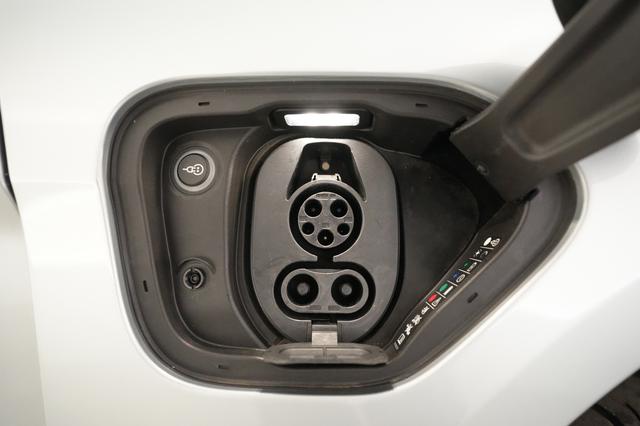 2020 Porsche Taycan — photo 8 of 22