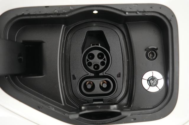 2022 Ford F-150 Lightning — photo 8 of 15