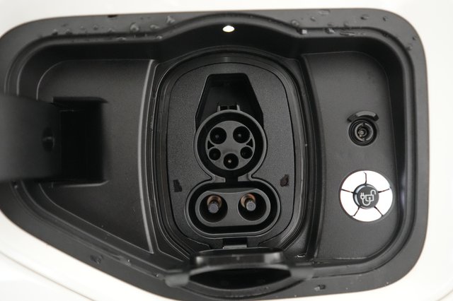 2022 Ford F-150 Lightning — photo 8 of 15