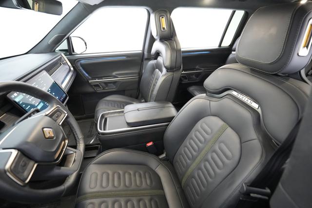 2023 Rivian R1S — photo 3 of 24