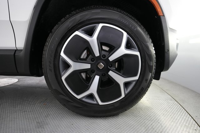 2023 Rivian R1S — photo 17 of 24