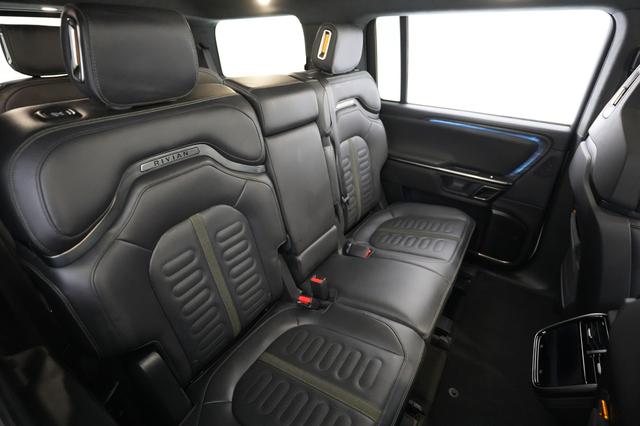 2023 Rivian R1S — photo 4 of 24