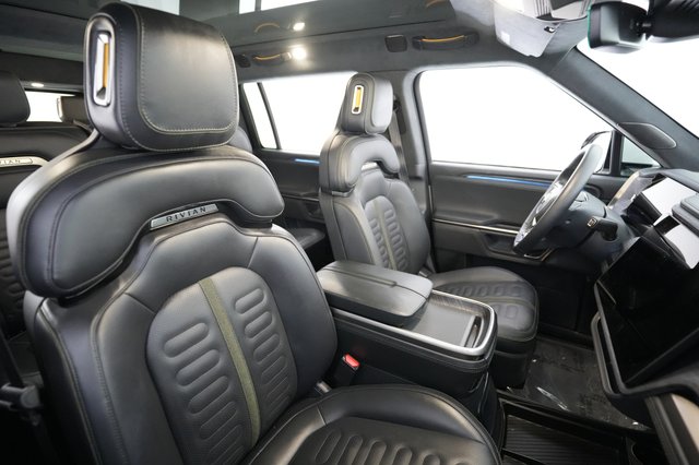 2023 Rivian R1S — photo 18 of 24