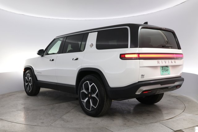 2023 Rivian R1S — photo 13 of 24
